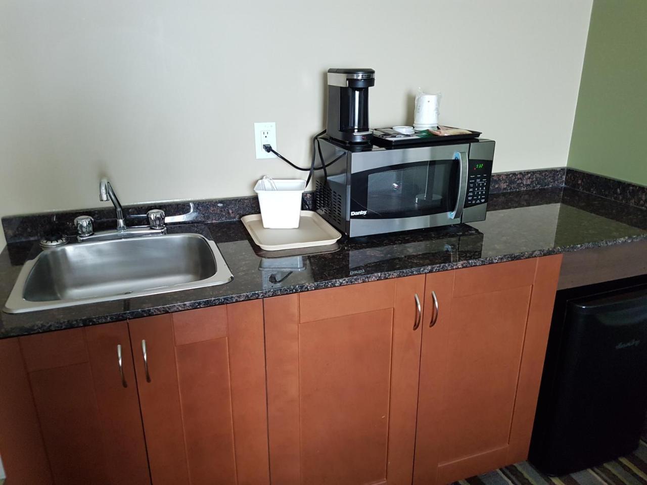 Hotel Super 8 By Wyndham Hardisty Extérieur photo